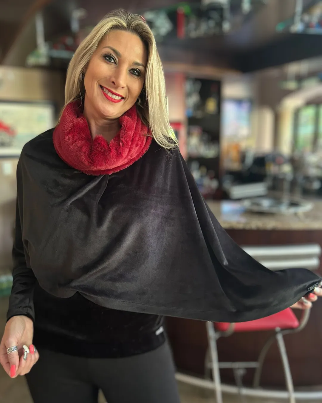 Mosi Poncho - Black & Red Fur